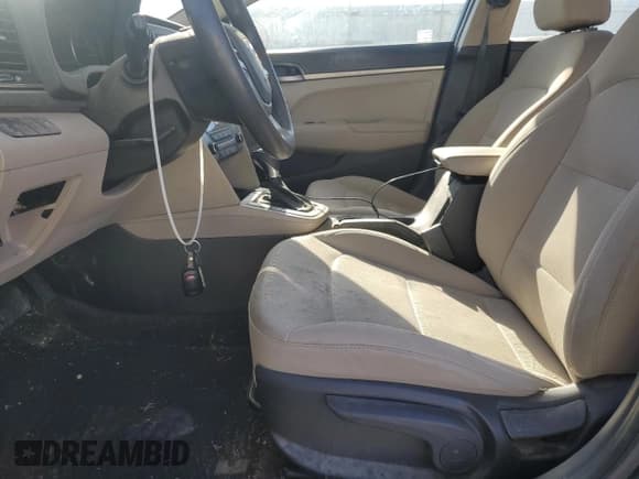 ✅ 2018 Hyundai Elantra SE • VIN: 5NPD74LF2JH339450 • Lot: 82457075. Wystawiony na Copart z przebiegiem 72 565 mil. Bezpłatny archiwum sprzedaży aukcyjnych z USA i szczegółowy raport historii pojazdu na DreamBid. Zdjęcie 7.