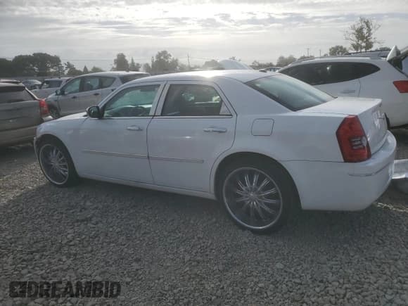 ✅ 2010 Chrysler 300 Touring • VIN: 2C3CA5CV3AH263227 • Lot: 82283745. Wystawiony na Copart z przebiegiem 137 760 mil. Bezpłatny archiwum sprzedaży aukcyjnych z USA i szczegółowy raport historii pojazdu na DreamBid. Zdjęcie 2.