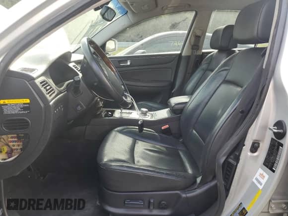 2009 Hyundai Genesis z VIN KMHGC46F09U063917, wystawiony jako Copart lot #70833994 z przebiegiem 198 670 mil mil oraz Szkoda całkowita • Salvage title. Historia ofert i sprzedaży dostępna na DreamBid. Obrazek 7.