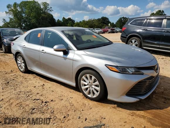 2019 Toyota Camry LE z VIN 4T1B11HK1KU820984, wystawiony jako Copart lot #71323335 z przebiegiem 93 055 mil mil oraz Szkoda całkowita • Salvage title. Historia ofert i sprzedaży dostępna na DreamBid. Obrazek 4.