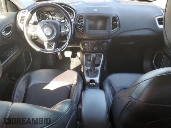 ✅ 2019 Jeep Compass Latitude • VIN: 3C4NJDBB8KT813956 • Lot: 55733235. Wystawiony na Copart z przebiegiem 147 793 mil. Bezpłatny archiwum sprzedaży aukcyjnych z USA i szczegółowy raport historii pojazdu na DreamBid. Zdjęcie 8.