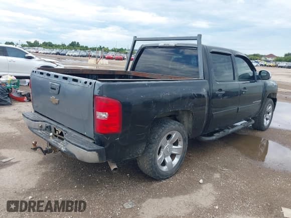 ✅ 2007 Chevrolet Silverado 1500 1LT • VIN: 3GCEC13027G522469 • Lot: 42902456. Wystawiony na IAAI z przebiegiem 295 741 mil. Bezpłatny archiwum sprzedaży aukcyjnych z USA i szczegółowy raport historii pojazdu na DreamBid. Zdjęcie 4.