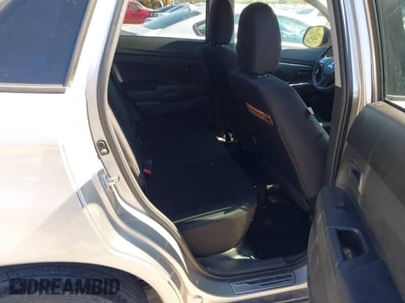 2013 Mitsubishi Outlander ES с VIN 4A4AP3AUXDE001726, выставлен на аукционе IAAI как лот 43480418 с пробегом 124 387 миль миль и . История ставок и продаж доступна на DreamBid. Изображение 8.