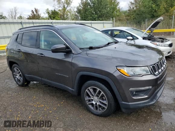 ✅ 2019 Jeep Compass Latitude • VIN: 3C4NJCBB9KT649675 • Lot: 82146975. Wystawiony na Copart z przebiegiem 41 942 mil. Bezpłatny archiwum sprzedaży aukcyjnych z USA i szczegółowy raport historii pojazdu na DreamBid. Zdjęcie 4.