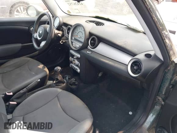 2010 MINI Hardtop с VIN WMWMF3C57ATZ24618, выставлен на аукционе IAAI как лот 42426752 с пробегом 68 973 миль миль и . История ставок и продаж доступна на DreamBid. Изображение 5.