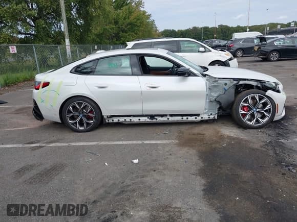 ✅ 2024 BMW i4 M50 • VIN: WBY33AW02RFS40631 • Lot: 43255685. Wystawiony na IAAI z przebiegiem 9 715 mil. Bezpłatny archiwum sprzedaży aukcyjnych z USA i szczegółowy raport historii pojazdu na DreamBid. Zdjęcie 13.