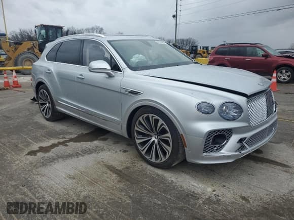 ✅ 2023 Bentley Bentayga V8 • VIN: SJAAT2ZV5PC024326 • Lot: 47014025. Listed on Copart with 3,041 mi. Free auction sales archive from the USA and detailed vehicle history report at DreamBid. Image 4.