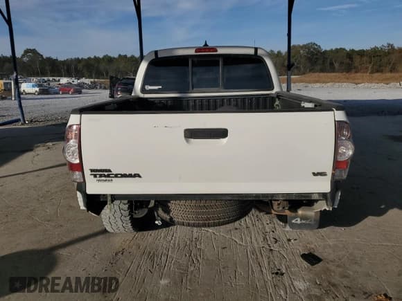 ✅ 2015 Toyota Tacoma • VIN: 3TMLU4EN2FM182321 • Lot: 92693405. Listed on Copart with 214,806 mi. Free auction sales archive from the USA and detailed vehicle history report at DreamBid. Image 6.