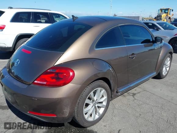 ✅ 2014 Volkswagen Beetle 2.0L TDI w/Sun/Sound/Nav • VIN: 3VWJL7AT1EM617082 • Лот: 43442124. Опубликован ранее на IAAI с пробегом 110 037 миль. Бесплатный доступ к архиву аукционных продаж из США и подробный отчёт об истории автомобиля на DreamBid. Изображение 4.
