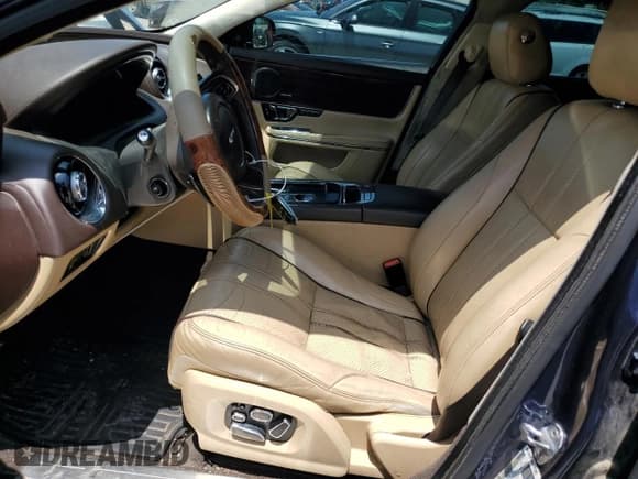 ✅ 2015 Jaguar XJ Portfolio • VIN: SAJWJ2GD0F8V82625 • Lot: 59094185. Wystawiony na Copart z przebiegiem Nie podano. Bezpłatny archiwum sprzedaży aukcyjnych z USA i szczegółowy raport historii pojazdu na DreamBid. Zdjęcie 7.