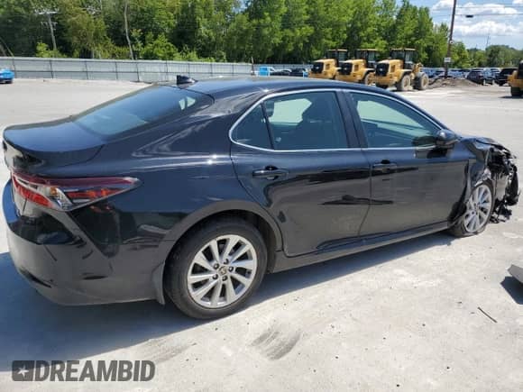 2023 Toyota Camry LE z VIN 4T1C11BK0PU083197, wystawiony jako Copart lot #64838595 z przebiegiem 67 089 mil mil oraz Nie do naprawy • Non repairable. Historia ofert i sprzedaży dostępna na DreamBid. Obrazek 3.