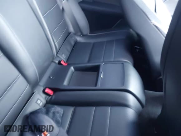 ✅ 2015 Mercedes-Benz C 250 • VIN: WDDGJ4HB1FG372798 • Lot: 41968536. Wystawiony na IAAI z przebiegiem 56 007 mil. Bezpłatny archiwum sprzedaży aukcyjnych z USA i szczegółowy raport historii pojazdu na DreamBid. Zdjęcie 8.