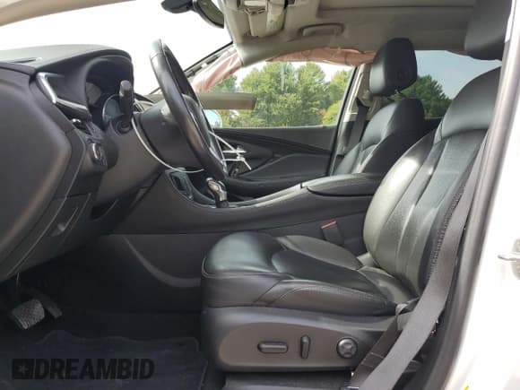 ✅ 2020 Buick Envision Essence • VIN: LRBFX2SA8LD122768 • Lot: 84577565. Wystawiony na Copart z przebiegiem 60 115 mil. Bezpłatny archiwum sprzedaży aukcyjnych z USA i szczegółowy raport historii pojazdu na DreamBid. Zdjęcie 7.