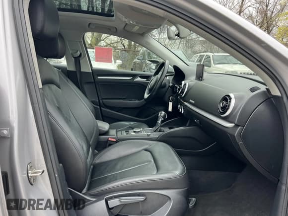 ✅ 2016 Audi A3 Premium • VIN: WAUB8GFF3G1038409 • Lot: 42143505. Wystawiony na IAAI z przebiegiem 182 222 mil. Bezpłatny archiwum sprzedaży aukcyjnych z USA i szczegółowy raport historii pojazdu na DreamBid. Zdjęcie 5.