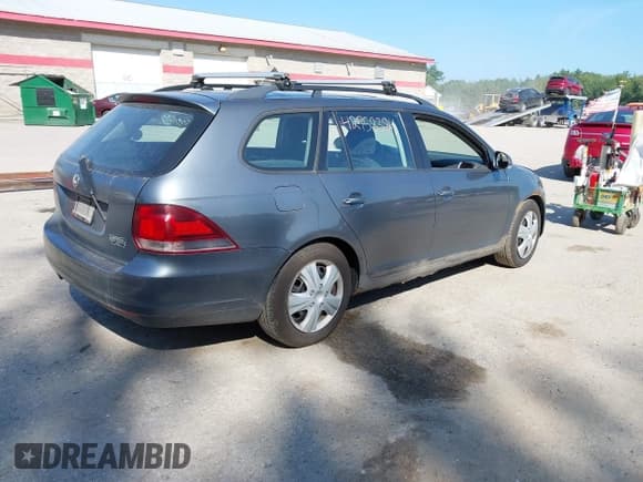 ✅ 2010 Volkswagen Jetta • VIN: 3VWKX8AJ3AM626468 • Lot: 42958384. Listed on IAAI with 293,447 mi. Free auction sales archive from the USA and detailed vehicle history report at DreamBid. Image 4.