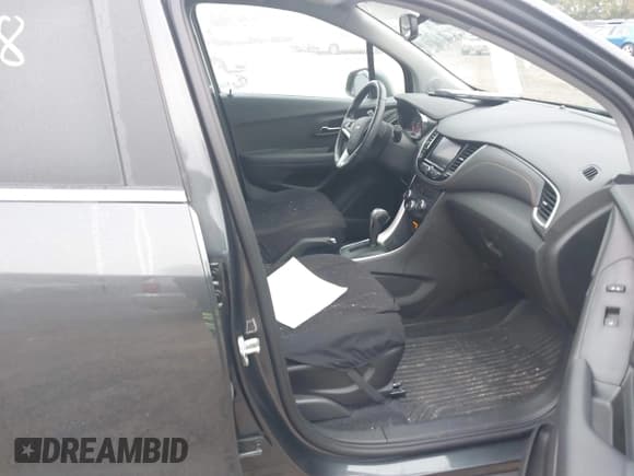 ✅ 2020 Chevrolet Trax LT • VIN: 3GNCJPSB9LL198531 • Lot: 43251338. Wystawiony na IAAI z przebiegiem 23 732 mil. Bezpłatny archiwum sprzedaży aukcyjnych z USA i szczegółowy raport historii pojazdu na DreamBid. Zdjęcie 5.