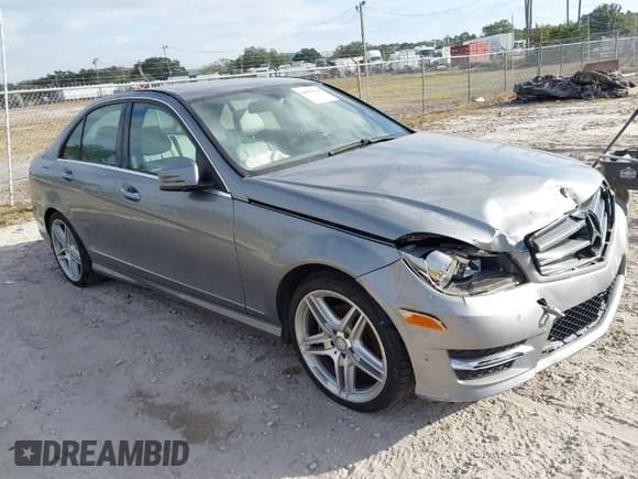 ✅ 2014 Mercedes-Benz C 250 Sport • VIN: WDDGF4HBXEG239554 • Lot: 40985936. Wystawiony na IAAI z przebiegiem 182 701 mil. Bezpłatny archiwum sprzedaży aukcyjnych z USA i szczegółowy raport historii pojazdu na DreamBid. Zdjęcie 1.