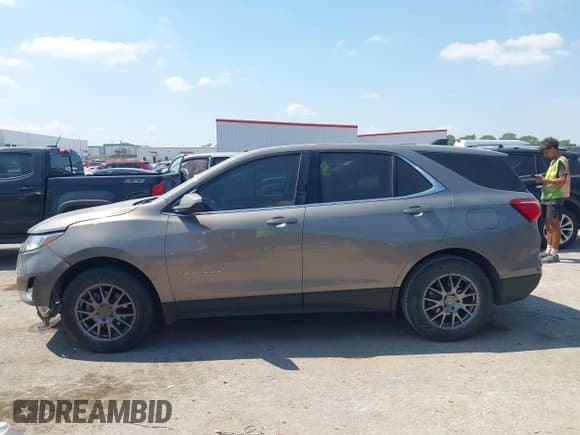 ✅ 2018 Chevrolet Equinox LT • VIN: 3GNAXJEV1JS566275 • Lot: 43212923. Wystawiony na IAAI z przebiegiem 193 291 mil. Bezpłatny archiwum sprzedaży aukcyjnych z USA i szczegółowy raport historii pojazdu na DreamBid. Zdjęcie 14.