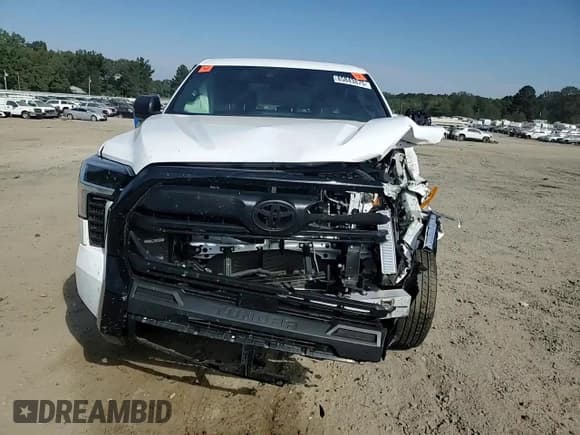 ✅ 2025 Toyota Tundra SR • VIN: 5TFKB5DB5SX286062 • Лот: 85843875. Опубликован ранее на Copart с пробегом 12 375 миль. Бесплатный доступ к архиву аукционных продаж из США и подробный отчёт об истории автомобиля на DreamBid. Изображение 13.