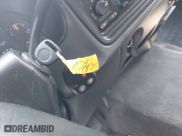 2006 Chevrolet Silverado 1500 LT2 z VIN 2GCEC19T661143998, wystawiony jako IAAI lot #42574878 z przebiegiem 229 675 mil mil oraz . Historia ofert i sprzedaży dostępna na DreamBid. Obrazek 11.