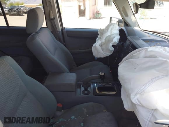 ✅ 2007 Jeep Commander Sport • VIN: 1J8HH48K07C635861 • Lot: 42451472. Wystawiony na IAAI z przebiegiem 155 912 mil. Bezpłatny archiwum sprzedaży aukcyjnych z USA i szczegółowy raport historii pojazdu na DreamBid. Zdjęcie 5.