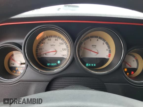 ✅ 2010 Dodge Challenger SE • VIN: 2B3CJ4DV1AH322426 • Lot: 42177185. Wystawiony na Copart z przebiegiem 121 337 mil. Bezpłatny archiwum sprzedaży aukcyjnych z USA i szczegółowy raport historii pojazdu na DreamBid. Zdjęcie 9.