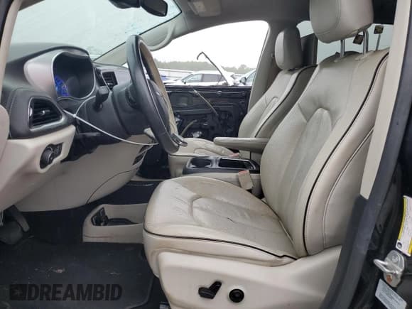 ✅ 2018 Chrysler Pacifica Hybrid Limited • VIN: 2C4RC1N77JR105118 • Lot: 66644745. Wystawiony na Copart z przebiegiem 102 282 mil. Bezpłatny archiwum sprzedaży aukcyjnych z USA i szczegółowy raport historii pojazdu na DreamBid. Zdjęcie 7.