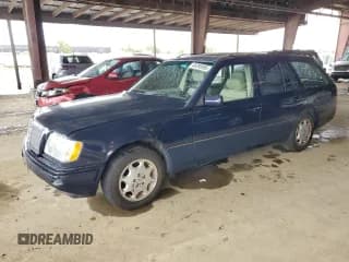 ✅ 1995 Mercedes-Benz E • VIN: WDBEA92E6SF318493 • Лот: 49295995. Опубликован ранее на Copart с пробегом 191 983 миль. Бесплатный доступ к архиву аукционных продаж из США и подробный отчёт об истории автомобиля на DreamBid. Изображение 1.