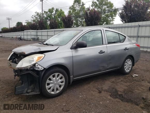 ✅ 2013 Nissan Versa S Plus • VIN: 3N1CN7AP5DL890249 • Lot: 64192055. Wystawiony na Copart z przebiegiem 115 491 mil. Bezpłatny archiwum sprzedaży aukcyjnych z USA i szczegółowy raport historii pojazdu na DreamBid. Zdjęcie 1.