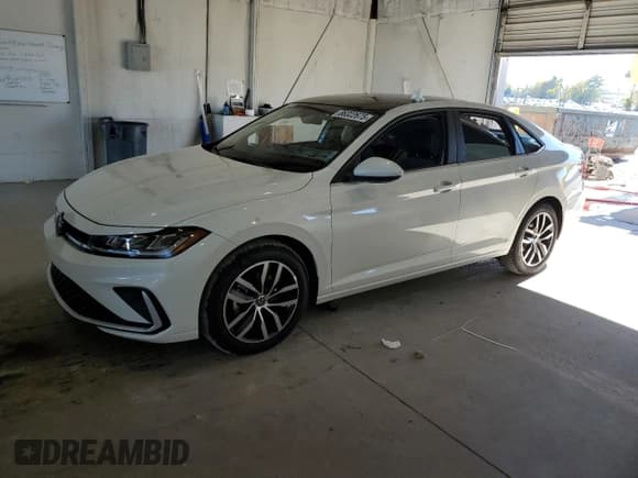 ✅ 2025 Volkswagen Jetta SE • VIN: 3VW7X7BU2SM046803 • Лот: 86322675. Опубликован ранее на Copart с пробегом 7 215 миль. Бесплатный доступ к архиву аукционных продаж из США и подробный отчёт об истории автомобиля на DreamBid. Изображение 1.