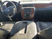 ✅ 2007 Chevrolet Suburban LT • VIN: 1GNFK16357J289481 • Lot: 77576804. Wystawiony na Copart z przebiegiem 172 371 mil. Bezpłatny archiwum sprzedaży aukcyjnych z USA i szczegółowy raport historii pojazdu na DreamBid. Zdjęcie 8.