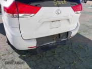 ✅ 2013 Toyota Sienna LE AAS • VIN: 5TDKK3DCXDS328568 • Лот: 43501693. Опубликован ранее на IAAI с пробегом 428 589 миль. Бесплатный доступ к архиву аукционных продаж из США и подробный отчёт об истории автомобиля на DreamBid. Изображение 6.