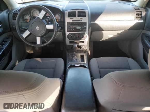 2010 Dodge Charger SXT z VIN 2B3CA3CV8AH272037, wystawiony jako Copart lot #73290484 z przebiegiem 201 098 mil mil oraz Czysty tytuł • Clean title. Historia ofert i sprzedaży dostępna na DreamBid. Obrazek 8.