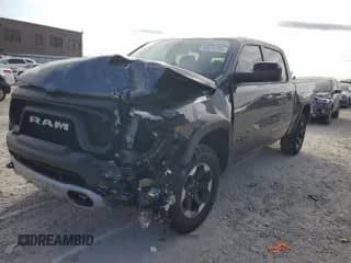 2021 Ram 1500 Rebel z VIN 1C6SRFLT0MN797874, wystawiony jako Copart lot #85874135 z przebiegiem 67 416 mil mil oraz Czysty tytuł • Clean title. Historia ofert i sprzedaży dostępna na DreamBid. Obrazek 1.