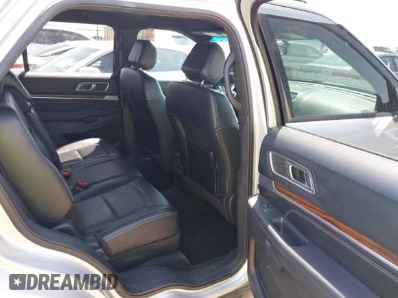 ✅ 2016 Ford Explorer Limited • VIN: 1FM5K8F87GGA19900 • Lot: 42071675. Wystawiony na IAAI z przebiegiem 179 210 mil. Bezpłatny archiwum sprzedaży aukcyjnych z USA i szczegółowy raport historii pojazdu na DreamBid. Zdjęcie 8.