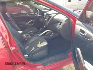 2014 Hyundai Veloster z VIN KMHTC6AD3EU199372, wystawiony jako IAAI lot #43236218 z przebiegiem 145 635 mil mil oraz . Historia ofert i sprzedaży dostępna na DreamBid. Obrazek 5.