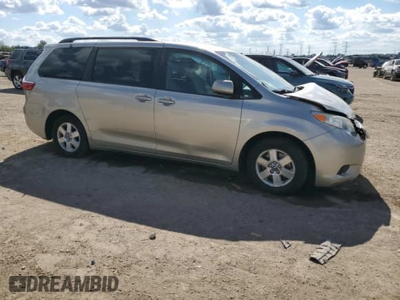 ✅ 2016 Toyota Sienna LE • VIN: 5TDKK3DC1GS730757 • Лот: 83884075. Опубликован ранее на Copart с пробегом 464 871 миль. Бесплатный доступ к архиву аукционных продаж из США и подробный отчёт об истории автомобиля на DreamBid. Изображение 4.