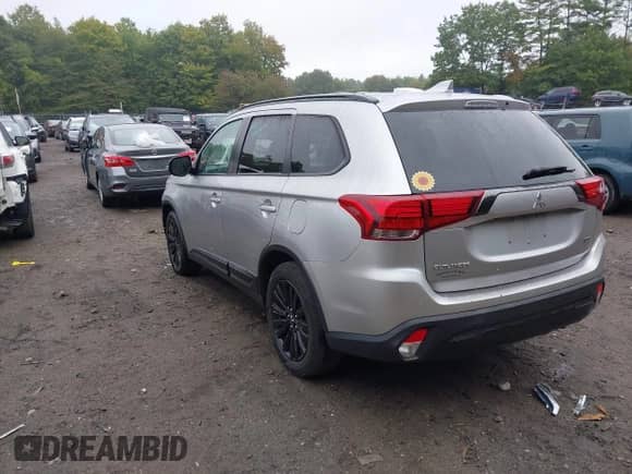 ✅ 2020 Mitsubishi Outlander SE • VIN: JA4AD3A36LJ000323 • Lot: 43244287. Wystawiony na IAAI z przebiegiem 63 709 mil. Bezpłatny archiwum sprzedaży aukcyjnych z USA i szczegółowy raport historii pojazdu na DreamBid. Zdjęcie 3.