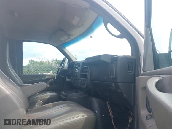 ✅ 2015 Chevrolet Express Cargo • VIN: 1GCWGFCF6F1143899 • Lot: 42993006. Wystawiony na IAAI z przebiegiem 151 900 mil. Bezpłatny archiwum sprzedaży aukcyjnych z USA i szczegółowy raport historii pojazdu na DreamBid. Zdjęcie 5.