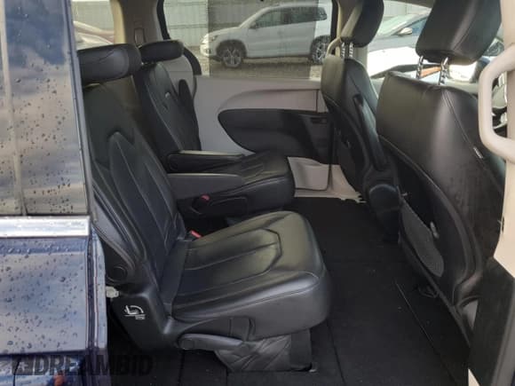 ✅ 2019 Chrysler Pacifica Touring L • VIN: 2C4RC1BG2KR537153 • Lot: 86317505. Wystawiony na Copart z przebiegiem 86 652 mil. Bezpłatny archiwum sprzedaży aukcyjnych z USA i szczegółowy raport historii pojazdu na DreamBid. Zdjęcie 11.