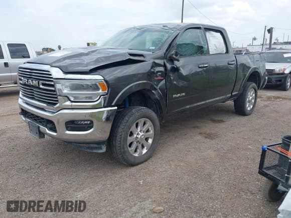 ✅ 2022 Ram 2500 Laramie • VIN: 3C6UR5FL9NG324631 • Lot: 42420423. Wystawiony na IAAI z przebiegiem 56 695 mil. Bezpłatny archiwum sprzedaży aukcyjnych z USA i szczegółowy raport historii pojazdu na DreamBid. Zdjęcie 2.