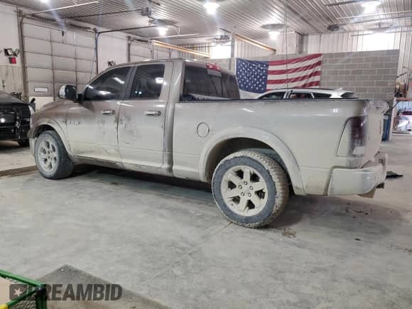 2010 Dodge 1500 Laramie z VIN 1D7RV1GT8AS210761, wystawiony jako Copart lot #42701045 z przebiegiem 177 696 mil mil oraz Szkoda całkowita • Salvage title. Historia ofert i sprzedaży dostępna na DreamBid. Obrazek 2.