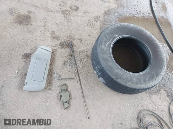 2001 Chevrolet Tahoe LT z VIN 1GNEK13T51J186505, wystawiony jako IAAI lot #42648332 z przebiegiem 282 884 mil mil oraz . Historia ofert i sprzedaży dostępna na DreamBid. Obrazek 12.