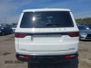 ✅ 2023 Jeep Wagoneer Series III • VIN: 1C4SJSDP4PS503179 • Lot: 41780440. Wystawiony na IAAI z przebiegiem 12 565 mil. Bezpłatny archiwum sprzedaży aukcyjnych z USA i szczegółowy raport historii pojazdu na DreamBid. Zdjęcie 17.