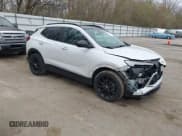 ✅ 2024 Buick Encore GX Sport Touring • VIN: KL4AMESL6RB011206 • Lot: 42092669. Wystawiony na IAAI z przebiegiem 18 282 mil. Bezpłatny archiwum sprzedaży aukcyjnych z USA i szczegółowy raport historii pojazdu na DreamBid. Zdjęcie 1.