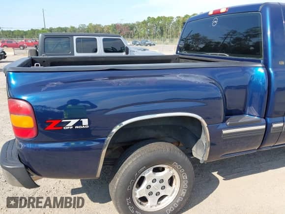 2002 Chevrolet Silverado 1500 LS z VIN 1GCEK14T42Z307678, wystawiony jako IAAI lot #43248833 z przebiegiem 210 671 mil mil oraz . Historia ofert i sprzedaży dostępna na DreamBid. Obrazek 6.