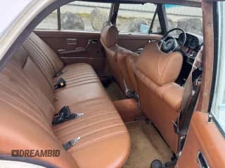 ✅ 1972 Mercedes-Benz 280 • VIN: 10806712008789 • Лот: 50106295. Опубликован ранее на Copart с пробегом 32 120 миль. Бесплатный доступ к архиву аукционных продаж из США и подробный отчёт об истории автомобиля на DreamBid. Изображение 6.