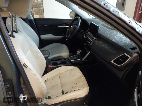 ✅ 2023 Kia Seltos SX • VIN: KNDETCA22P7441290 • Lot: 42925590. Wystawiony na IAAI z przebiegiem 156 056 mil. Bezpłatny archiwum sprzedaży aukcyjnych z USA i szczegółowy raport historii pojazdu na DreamBid. Zdjęcie 5.