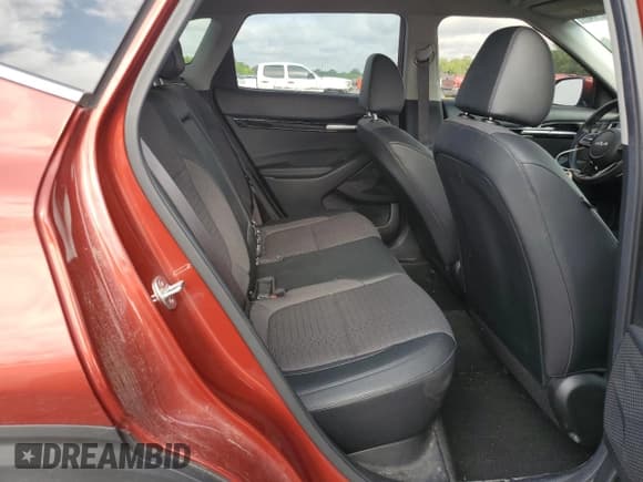 ✅ 2023 Kia Seltos S • VIN: KNDEU2AA9P7437946 • Lot: 59965745. Wystawiony na Copart z przebiegiem 95 822 mil. Bezpłatny archiwum sprzedaży aukcyjnych z USA i szczegółowy raport historii pojazdu na DreamBid. Zdjęcie 10.