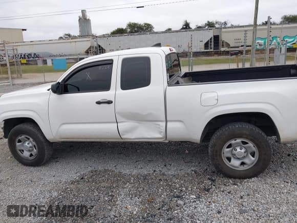 ✅ 2017 Toyota Tacoma SR • VIN: 5TFSX5ENXHX053717 • Lot: 43371255. Wystawiony na IAAI z przebiegiem 162 425 mil. Bezpłatny archiwum sprzedaży aukcyjnych z USA i szczegółowy raport historii pojazdu na DreamBid. Zdjęcie 15.